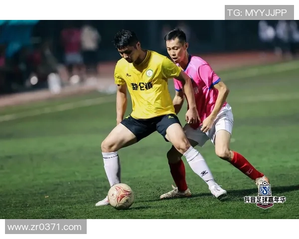 从小球场到世界舞台足球明星的成长历程与奋斗故事 从小球场到世界舞台足球明星的成长历程与奋斗故事